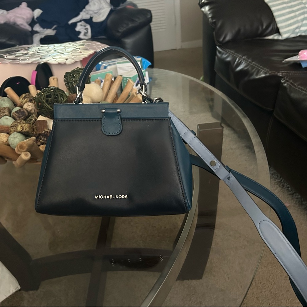 Authentic small micheal Kors bag no scratches